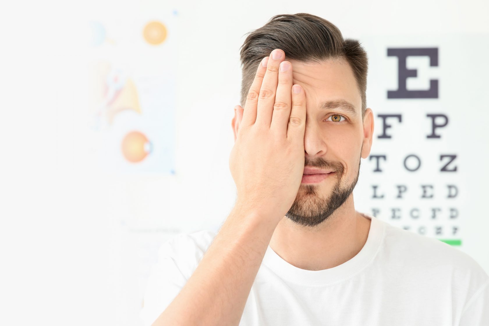 Augenarzt in Neus, Augenarzt Dr. med. Claus Thimm Mann hält sich mit seiner Hand das rechte Auge zu